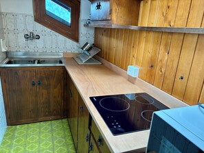 Réfrigérateur, four, plaque de cuisson, cafetière/bouilloire