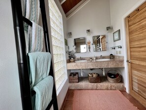 تجهيزات دش، مجففات شعر، مناشف، صابون