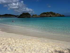 Beach nearby, sun loungers, beach towels - Top of the World views...refreshing trade winds, private pool. Dreams indeed! (Coral Bay)