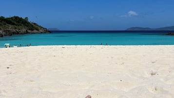 Perto da praia, espreguiçadeiras, toalhas de praia