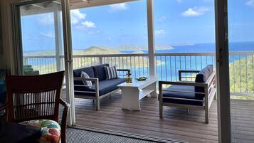 Smart TV, DVD player, livros, biblioteca musical