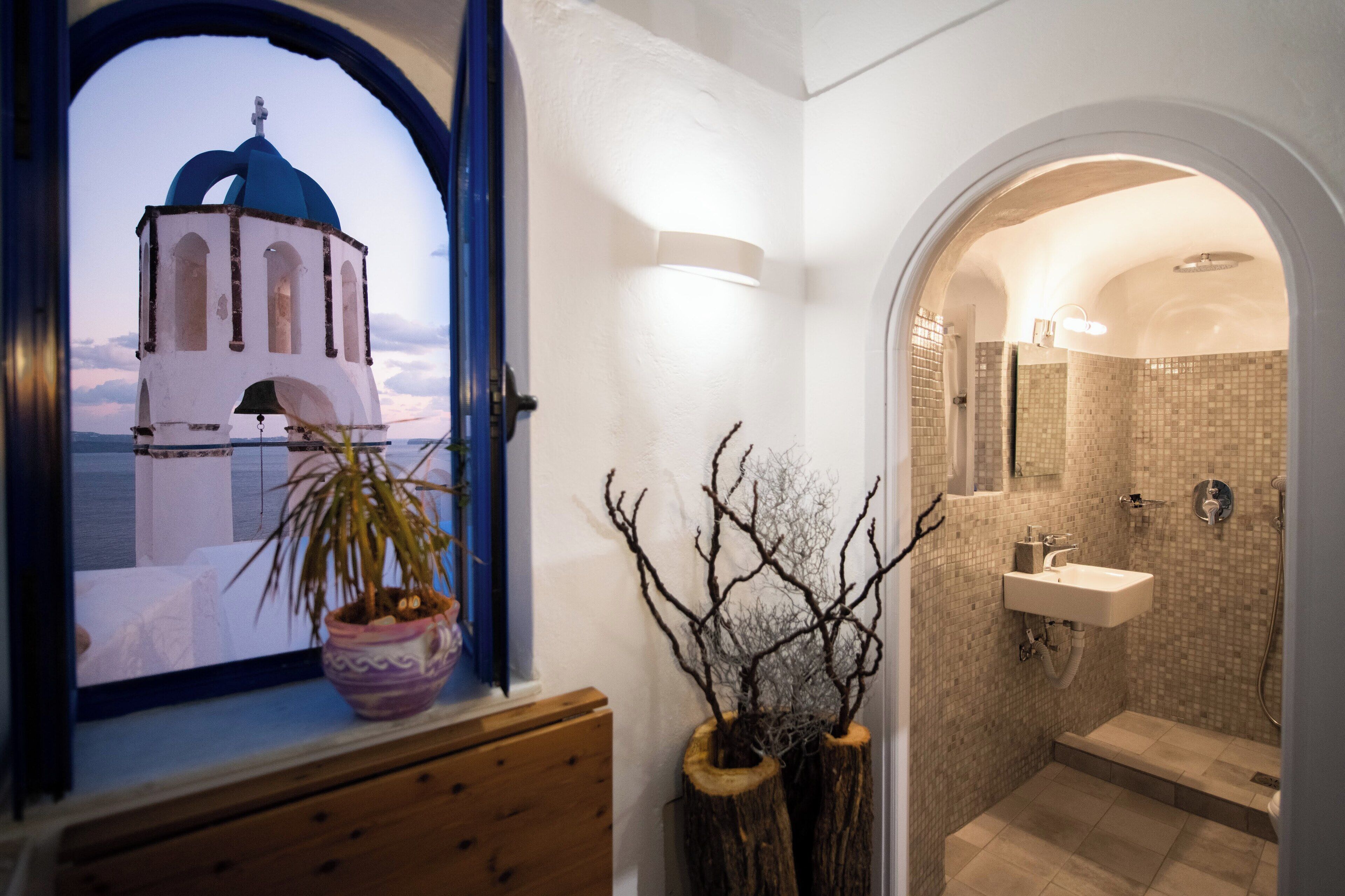 Kostenlose Toilettenartikel, Haartrockner, Hausschuhe, Handtücher
