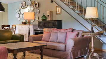 TV, fireplace, table tennis, books