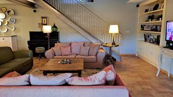 Een televisie, een open haard, een tafeltennistafel en boeken