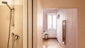 Een douche, een haardroger, een bidet, handdoeken