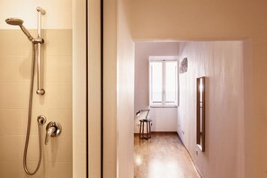 Shower, hair dryer, bidet, towels