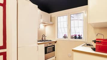 Een koelkast, een oven, een kookplaat, een vaatwasser