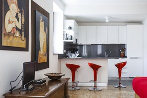 Refrigerador, horno, placa de cocina, cafetera/tetera
