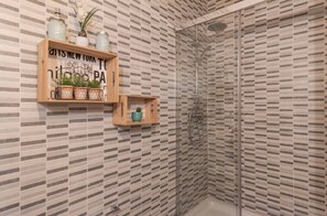 Dusche, Haartrockner, Bidet, Handtücher