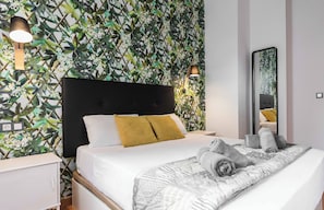 1 bedroom, iron/ironing board, WiFi, bed sheets - New 1-Bedroom Apt in Downtown Malaga with FREE Parking & Rooftop Pool (Málaga)