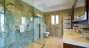 Badewanne, Haartrockner, Handtücher