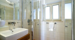 Bathtub, hair dryer, towels - Villa 141 Rio - Five Bedroom Villa, Sleeps 10 (Kouklia)