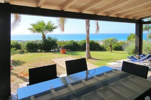 Outdoor dining - Modern property with Private Golf Practice, Private Pool, Garden, WiFi, Sea VIew (Campofelice Di Roccella)