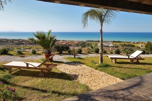 Terrace/patio - Modern property with Private Golf Practice, Private Pool, Garden, WiFi, Sea VIew (Campofelice Di Roccella)