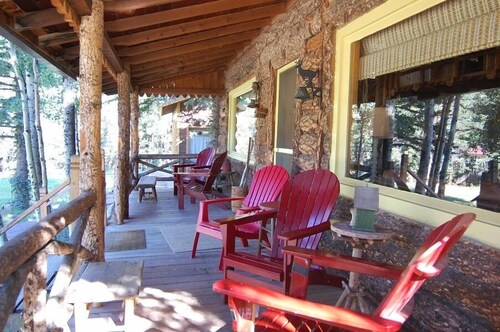 Bear Run - Walk to Main Street - Rustic Cabin - Free WiFi - Washer/Dryer - Wood