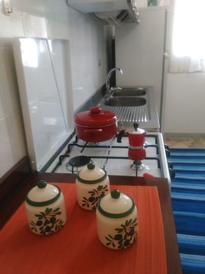 Fridge, oven, stovetop, coffee/tea maker