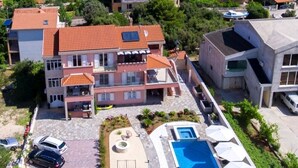 A residential building with a swimming pool, a covered patio, and a parking area. - Apartment in Grebaštica with Seaview, Terrace, Air condition, WIFI (886-3) (Grebaštica)