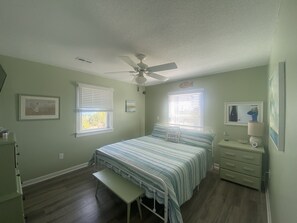 4 bedrooms, iron/ironing board, WiFi - 5 min walk to the beach! BEST porch ever, dogs are welcome (Salvo)