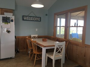 Dining - 5 min walk to the beach! BEST porch ever, dogs are welcome (Salvo)