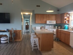 Fridge, microwave, oven, stovetop - 5 min walk to the beach! BEST porch ever, dogs are welcome (Salvo)