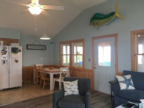 Smart TV - 5 min walk to the beach! BEST porch ever, dogs are welcome (Salvo)