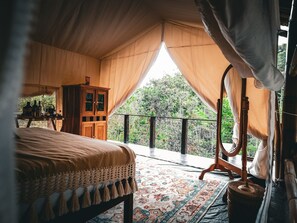 Tienda Deluxe, 1 cama de matrimonio grande, baño privado, vistas a la montaña | Ropa de cama de alta calidad, caja fuerte, wifi gratis y ropa de cama