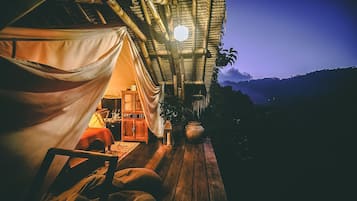 Tente Deluxe, 1 trÚs grand lit, vue montagne | 1 chambre, literie de qualité supérieure