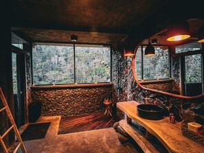 Deluxe tent, 1 kingsize bed, privébadkamer, uitzicht op bergen | Badkamer | Gratis toiletartikelen, handdoeken, zeep, shampoo