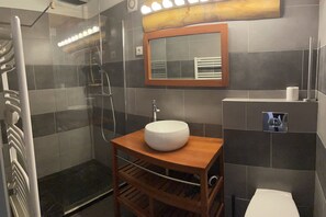 Shower, hair dryer, towels - Chalet with 6 apartments, sleeps 60, available on request (Vars)