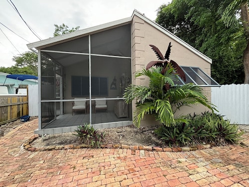 Viihtyisä pariskunta tai suuri perheen koti upealla paikalla! Lemmikkiystävällinen piha!