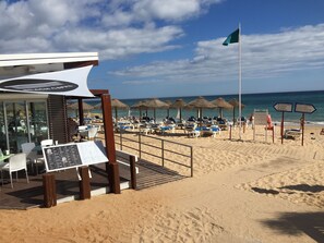 Plage à proximité, chaises longues, serviettes de plage