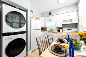 Frigorífico, microondas, horno y placa de cocina