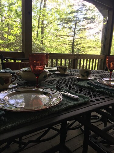 Apple Lodge- 2 Bedroom/ 3 bath Cottage- ALSO LISTED FOR SALE