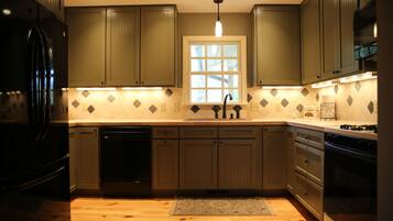 冰箱、微波炉、烤箱、炉灶