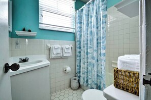 Tina con regadera, secadora de cabello, toallas 