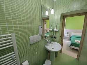 Bruser, hårtørrer, bidet, håndklæder