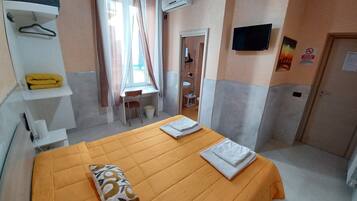 1 Schlafzimmer, Schreibtisch, BĂŒgeleisen/BĂŒgelbrett, kostenloses WLAN