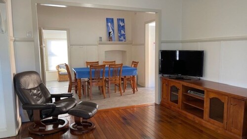 EAGLETON COTTAGE - 5 MINUTE WALK TO THE BEACH.