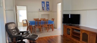 EAGLETON COTTAGE - 5 MINUTE WALK TO THE BEACH.