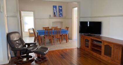 EAGLETON COTTAGE - 5 MINUTE WALK TO THE BEACH.