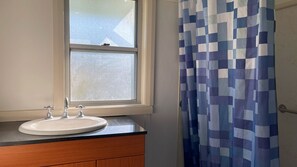 Shower - EAGLETON COTTAGE - 5 MINUTE WALK TO THE BEACH. (South West Rocks)