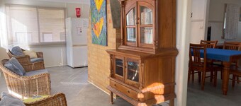 EAGLETON COTTAGE - 5 MINUTE WALK TO THE BEACH.