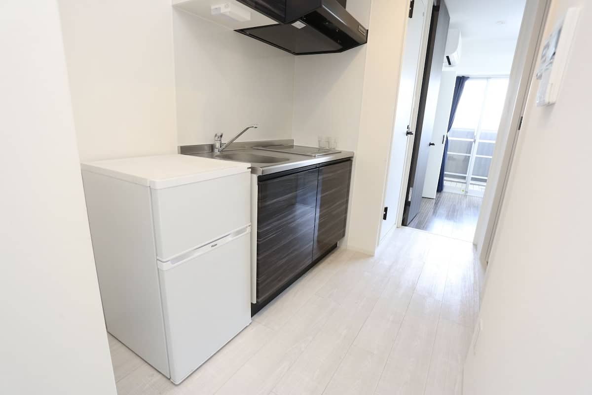 Full-size fridge, microwave, stovetop, cookware/dishes/utensils