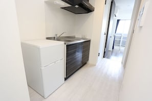 Full-size fridge, microwave, stovetop, cookware/dishes/utensils - designer penthouse NANBA EAST (Osaka)