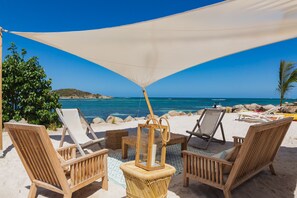 Na praia, espreguiçadeiras, toalhas de praia 