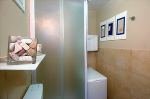 Ensemble douche/baignoire, articles de toilette gratuits, sèche-cheveux