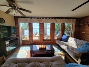 Fireplace, video games, DVD player, video library - Rustic Waterfront Cabin on Toledo Bend Lake (Hemphill)