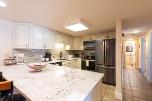 Køleskab, mikrobølgeovn, ovn, kaffe-/temaskine