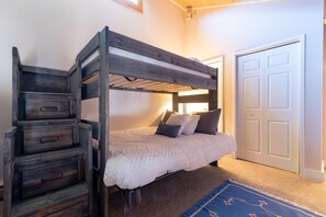 3 bedrooms, free WiFi, bed sheets - ⭐️ LARGE DECK + FIREPLACE ⎮ Hot Tubs- Walk to Mtn ⎮ (Steamboat Springs)