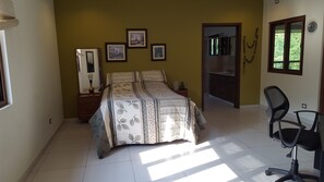 2 Schlafzimmer, Zimmersafe, Schreibtisch, Bügeleisen/Bügelbrett